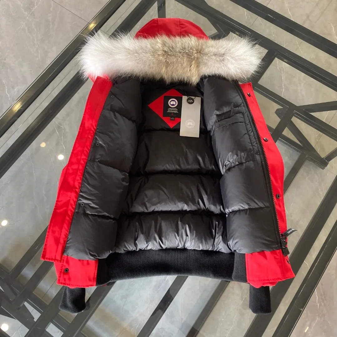 P760 Canada goose/Canada Goose 01 Couple Expedition Parka Down Jacket, authentic original version, you need to compare with the original to check it out at any time, all accessories are customized from the original factory 💯The softness and hardness of the fabric is compared with the original, and it can be restored by kneading at will (fabric misunderstanding: Fabrics with high hardness are not waterproof. Only when you buy the latest authentic version this year will you notice the softness and comfort of the fabric) 💯The down is synchronized with the authentic white duck down, fluffy and not lumpy. Electronically controlled velvet filling machine 💯Customized zippers with authentic YKK military-grade copper core zipper pullers, high hardness and no jamming 💯The fur collar is purchased from Western Canada coyote skin original customization 💯All workmanship and wiring are controlled by workers with more than ten years of experience. They must be horizontal and vertical, and are not allowed to twist. The inner wiring density is more sophisticated. Feel free to compare 💯Big goose label Collar label Washed label Hangtag Zipper cord Pocket label Back label, collar velvet, Velcro fasteners, cuffs, all details are updated simultaneously with genuine products. The best version, the most complete color matching, all kinds of battle products. Color: off-white, black, charcoal gray, navy blue, red, blue. Size: XS-XXL